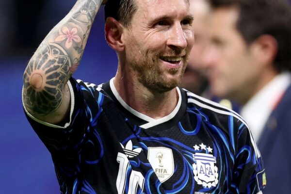 El gesto que emocionó al vestuario argentino: Lionel Messi regaló un r...